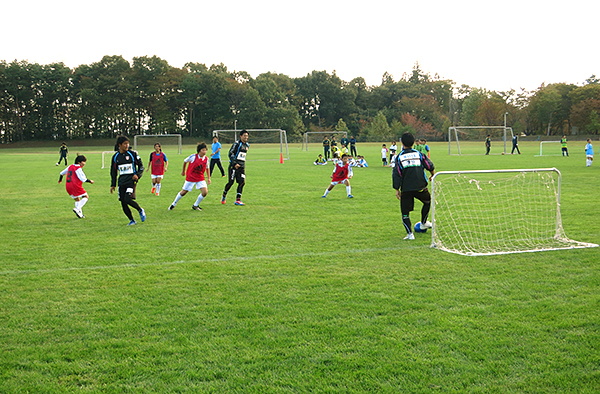 グルージャ盛岡のトップチームの選手がサッカー指導